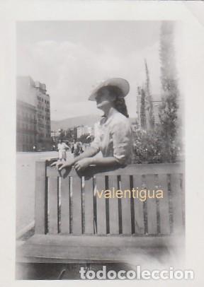 Alte Fotografie: Preciosa fotograf&iacute;a. Chica con sombrero en la terraza. Lugar sin localizar. A&ntilde;os 40.