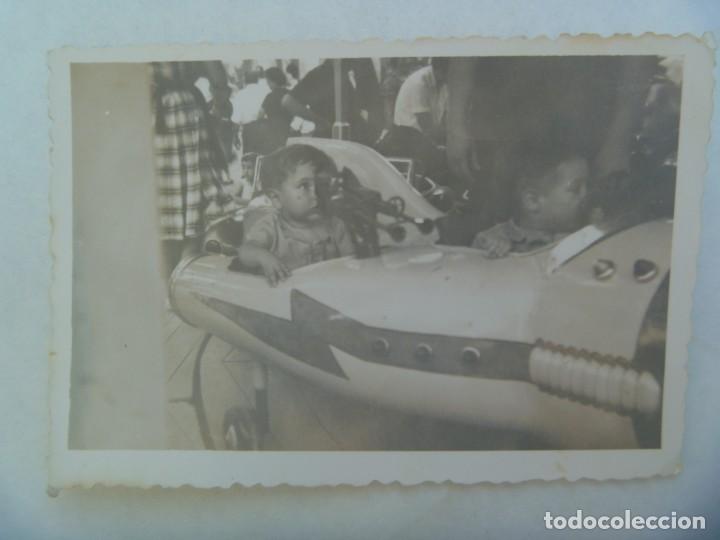Fotografia antica: MINUTERO DE FOTOGRAFO DE FERIA : NI&Ntilde;OS EN UN AVION DEL TIOVIVO
