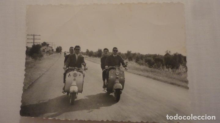 Fotograf&iacute;a antigua: ANTIGUA FOTOGRAFIA.CHICOS EN MOTO VESPA. 1962