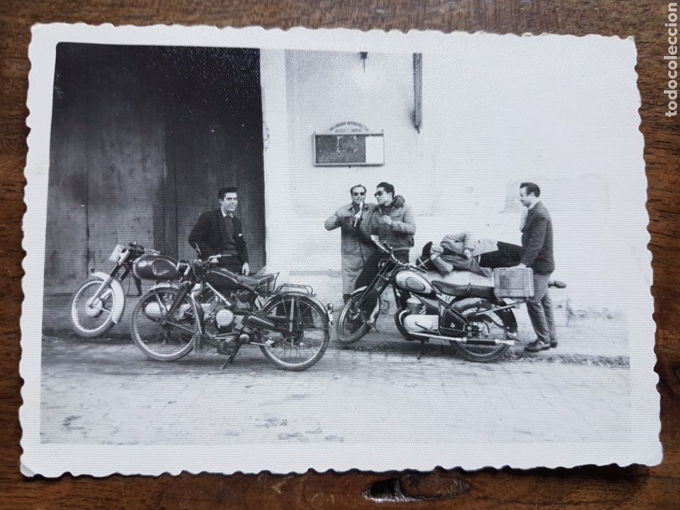 Fotograf&iacute;a antigua: Foto motos clasicas en Punta Umbria