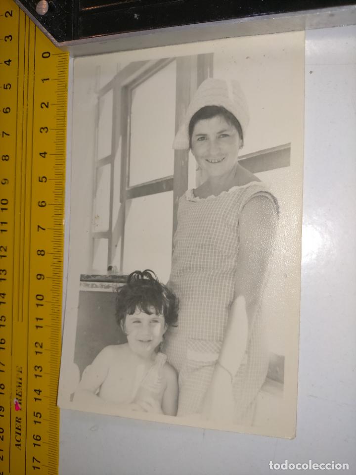Fotografia antiga: antigua fotografia ------------ foto --- - MADRE Y NI&Ntilde;O CON BOTELLA DE REFRESCO