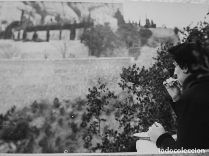 Fotografia antiga: F-4860. MUJER EN UN MIRADOR DE MONTSERRAT. A&Ntilde;O 1953. PRIMER PLANO.