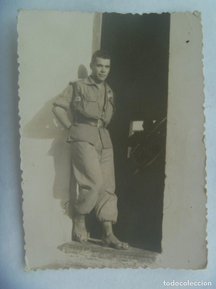 Fotograf&iacute;a antigua: LA LEGION : FOTO DE LEGIONARIO CON SANDALIAS