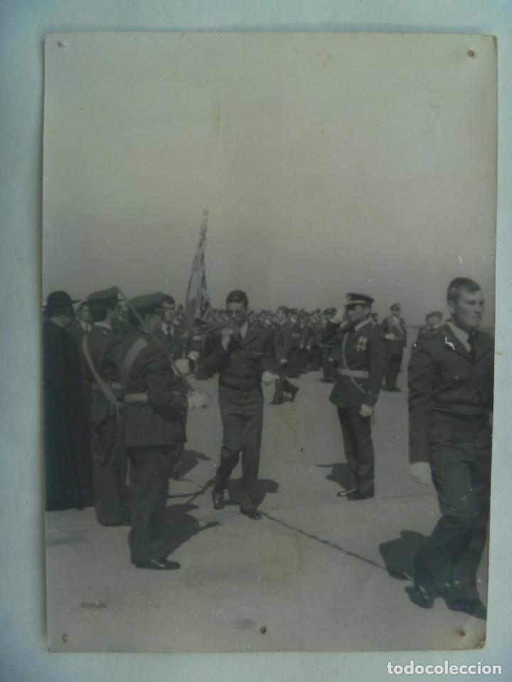 Fotograf&iacute;a antigua: AVIACION : FOTO DE JURA DE BANDERA DE MILITARES DEL EJERCITO DEL AIRE ..... 12,5 X 17,5 CM