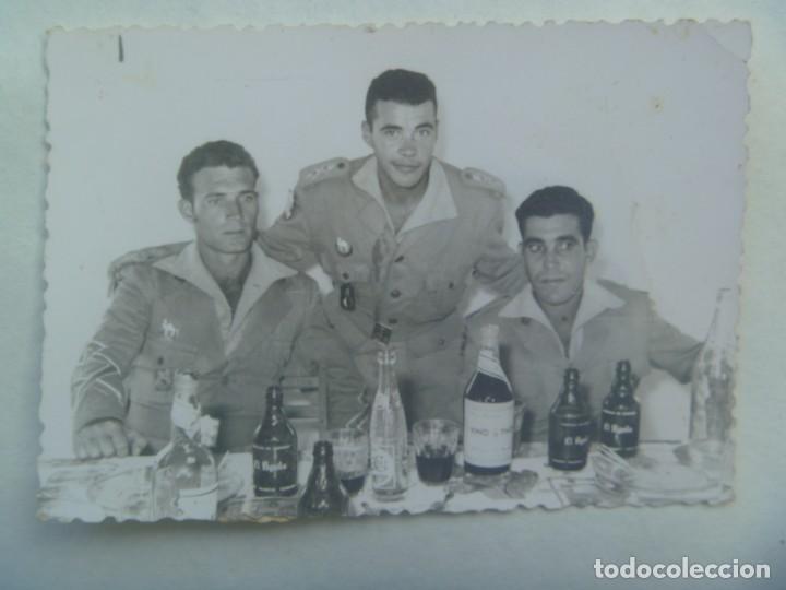 Fotograf&iacute;a antigua: LA LEGION : FOTO LEGIONARIOS CELEBRANDO SANTA SECILIA, BOTELLINES DE CERVEZA EL AGUILA. SAHARA 1965
