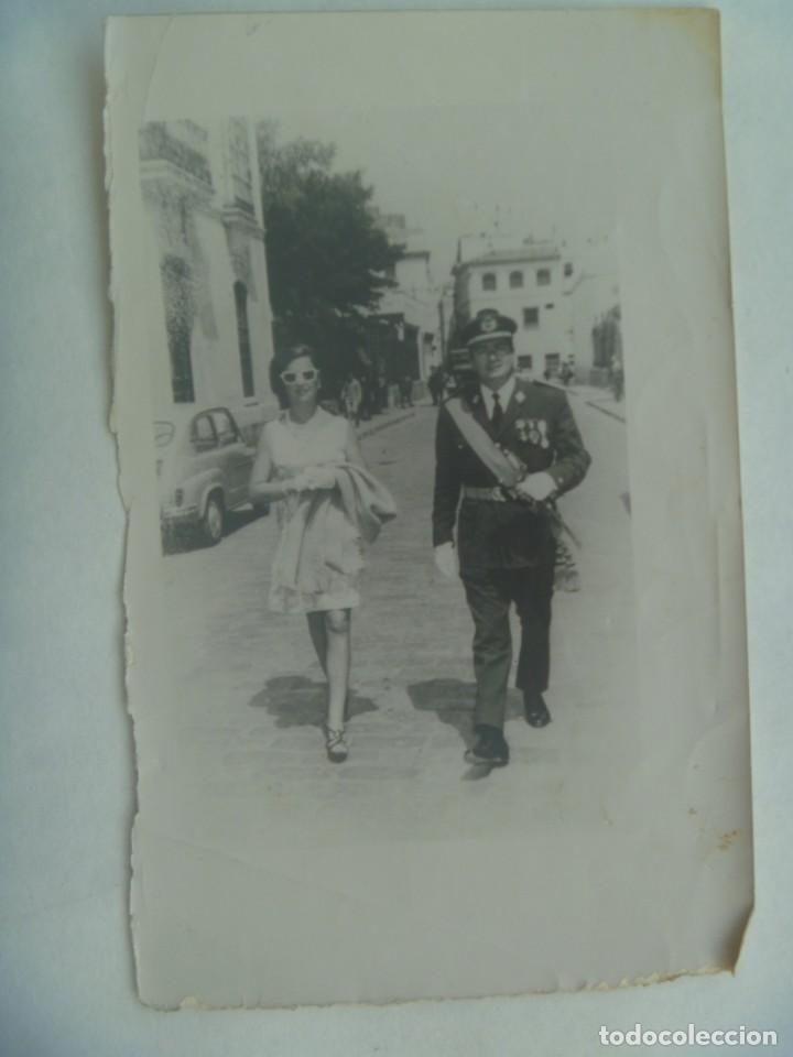 Fotograf&iacute;a antigua: FOTO DE COMANDANTE DE AVIACION CON BANDA DE LA VICTORIA Y SE&Ntilde;ORA, DETRAS SEAT 600 .. 11,5 X 18,5 CM