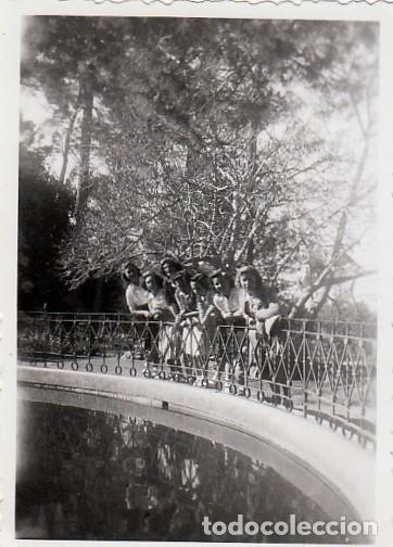 Alte Fotografie: Bonita foto. Damas en un estanque. A&ntilde;os 40.
