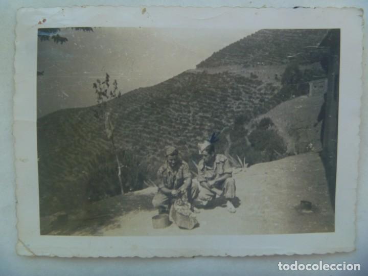 Fotograf&iacute;a antigua: LA LEGION : FOTO DE LEGIONARIOS MANIPULANDO ALGO (?). DE CASA ROS
