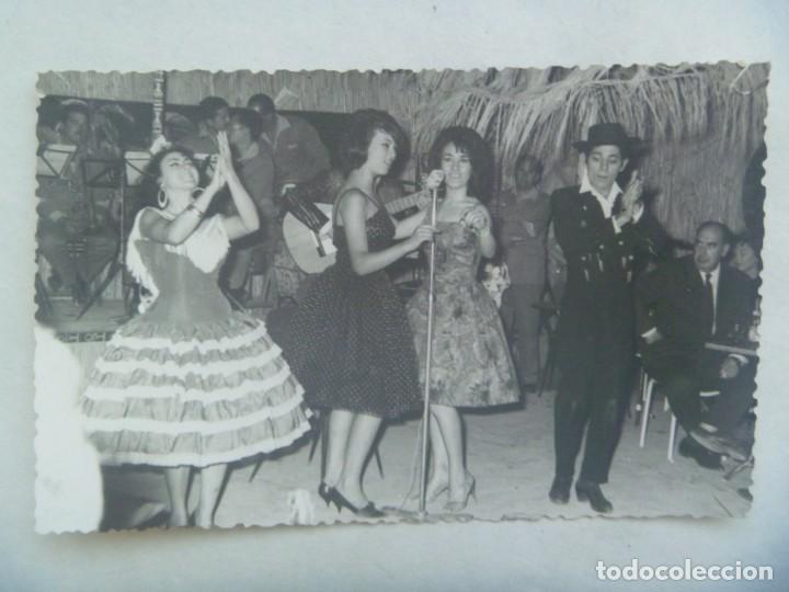 Fotograf&iacute;a antigua: FOTO DE BANDA DE MUSICA DE LA LEGION TOCANDO EN UNA FIESTA CON FLAMENCOS. EL AAIUN, SAHARA