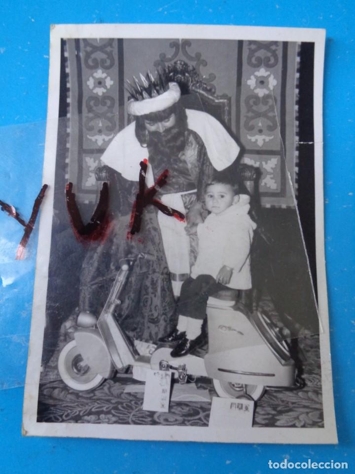 Fotograf&iacute;a antigua: Curiosa Foto antigua de ni&ntilde;o con moto sobre vespa de juguete con el rey mago a finales de los 50
