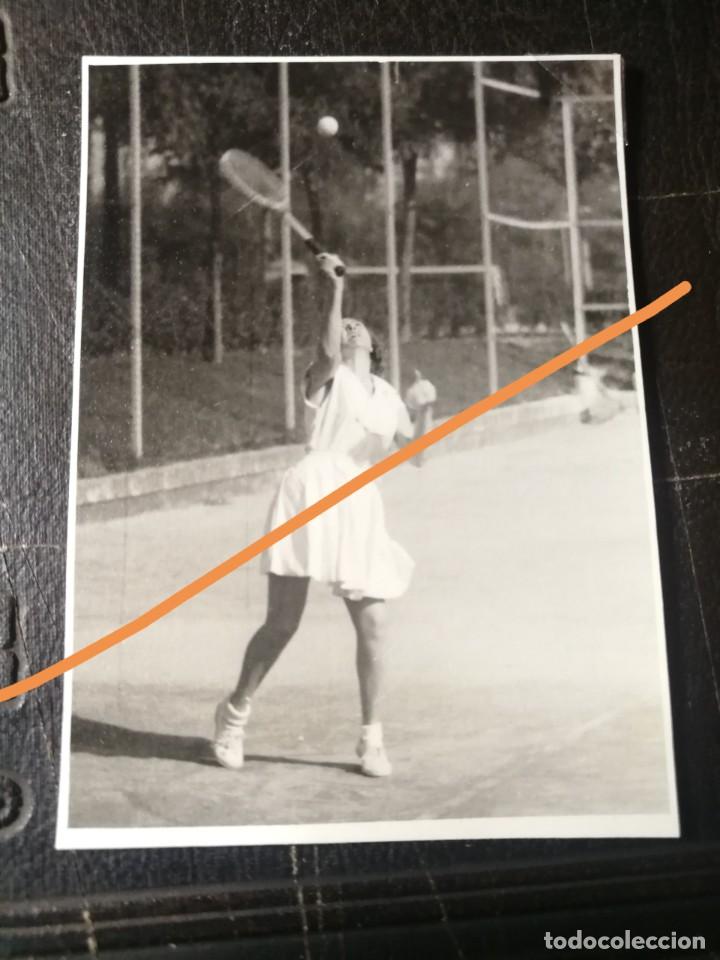 Fotograf&iacute;a antigua: Fotograf&iacute;a antigua de Madrid.instalaciones deportivas canal Isabel II. Tenista. FOTO A&Ntilde;OS 40