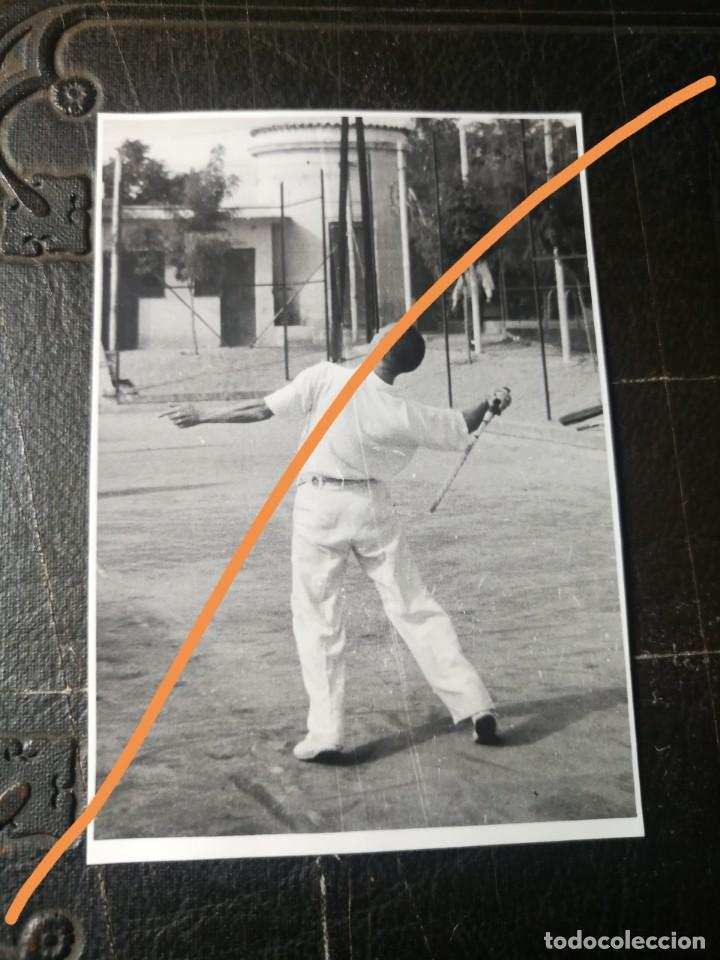 Fotograf&iacute;a antigua: Fotograf&iacute;a antigua de Madrid.instalaciones deportivas canal Isabel II. Tenista. FOTO A&Ntilde;OS 40