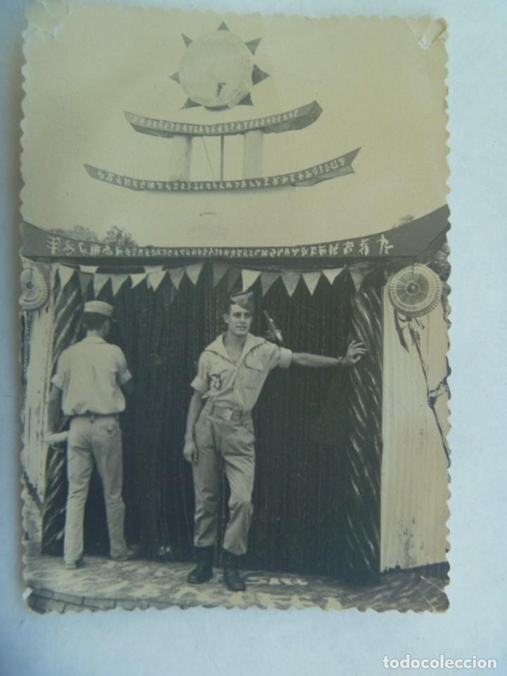 Fotograf&iacute;a antigua: LA LEGION : FOTO DE LEGIONARIO JUNTO A BARRACA CHINA FERIA DE EL AAIUN , SAHARA