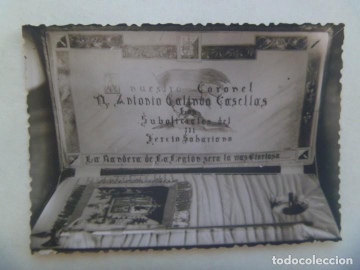 Fotograf&iacute;a antigua: LA LEGION : FOTO DE BANDERIN EN ESTUCHE REGALADO A CORONEL EL TERCIO SAHARIANO . A&Ntilde;OS 60