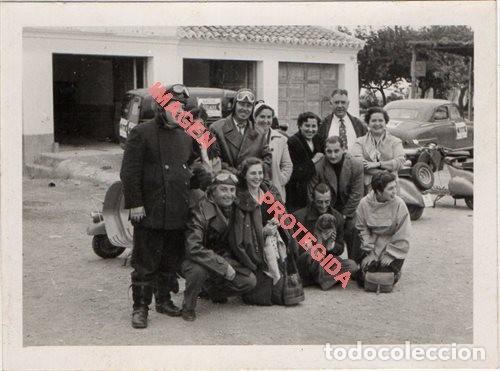 Fotograf&iacute;a antigua: 1953, INTEGRANTES RALLYE VESPA,MUY RARA, 88X65MM