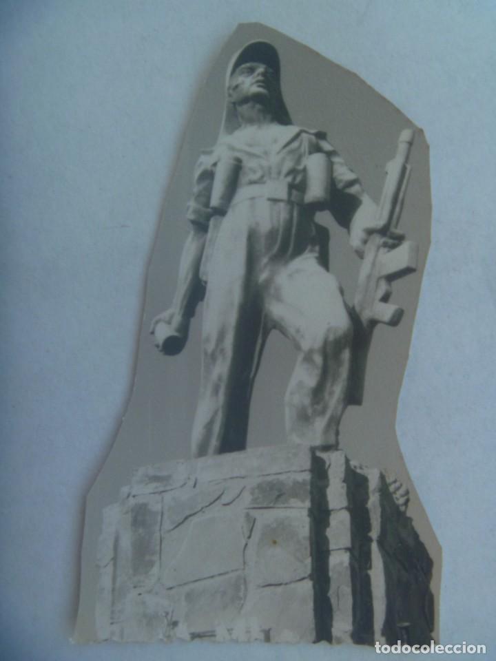 Fotograf&iacute;a antigua: LA LEGION : FOTO DEL MONUMENTO AL LEGIONARIO EN EL SAHARA. RECORTADA