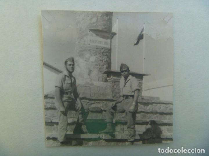 Fotograf&iacute;a antigua: LA LEGION : FOTO DE LEGIONARIOS JUNTO A MONOLITO POR LOS CAIDOS. SAHARA