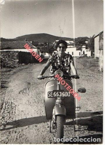Fotograf&iacute;a antigua: ANTIGUA FOTOGRAFIA, SE&Ntilde;ORA MONTADA EN VESPA MATRICULA DE SEVILLA,75X105MM