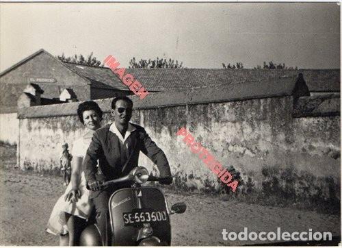 Fotograf&iacute;a antigua: ANTIGUA FOTOGRAFIA, PAREJA MONTADA EN VESPA MATRICULA DE SEVILLA,75X105MM