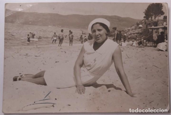 Fotograf&iacute;a antigua: FOTOGRAFIA POSTAL. MUJER EN LA PLAYA Y NI&Ntilde;OS JUGANDO.