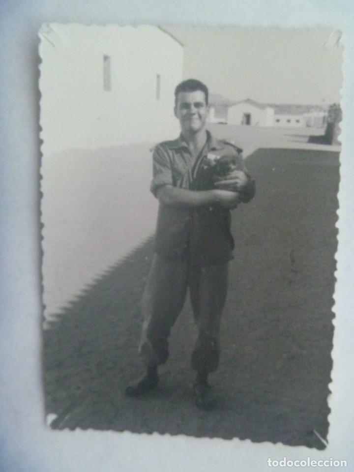 Fotograf&iacute;a antigua: LA LEGION : FOTO DE LEGIONARIO CON SANDALIAS Y MONO . EL AAIUN , SAHARA