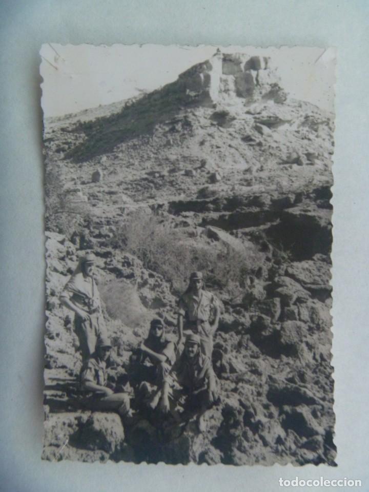 Fotograf&iacute;a antigua: LA LEGION : FOTO DE LEGIONARIOS CON SIROQUERA EN UN PE&Ntilde;ASCAL, SAHARA