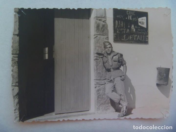 Fotograf&iacute;a antigua: LA LEGION : FOTO DE LEGIONARIO CON SANDALIAS EN EL CINE DEL CUARTEL DE EL AAIUN , SAHARA