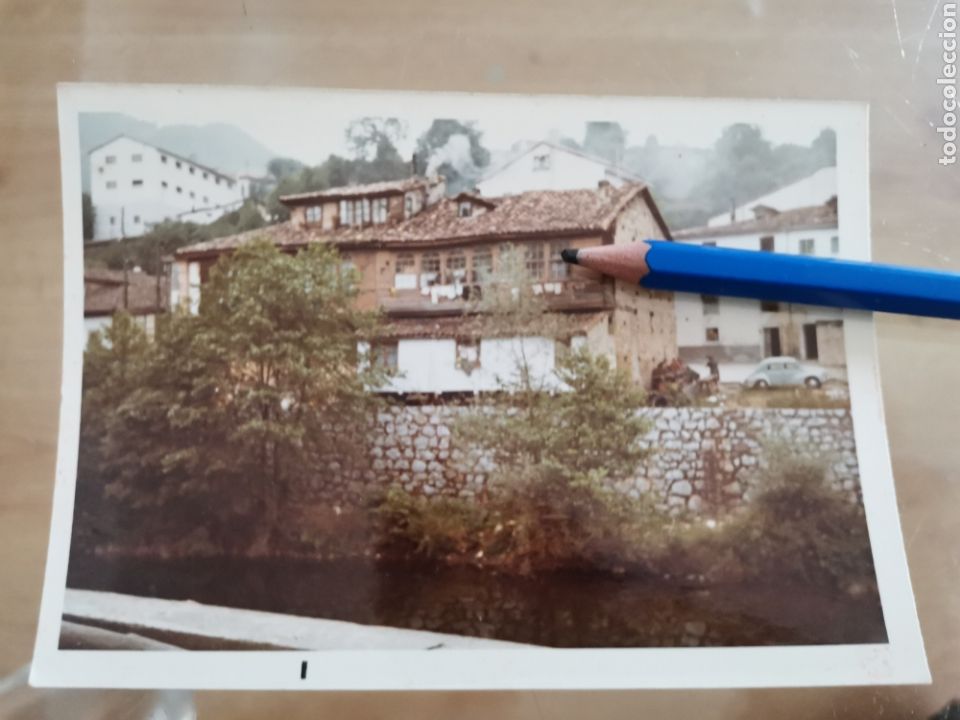 Fotograf&iacute;a antigua: Fotograf&iacute;a pueblo asturiano. Asturias. A&ntilde;os 70. Volkswagen escarabajo.