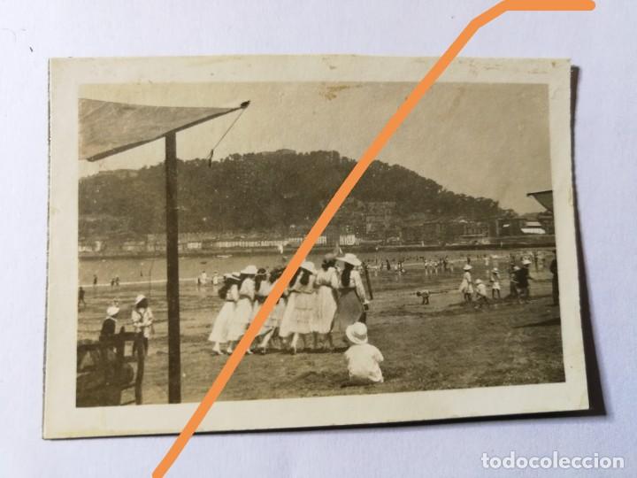 Fotografia antica: Antigua fotograf&iacute;a. Se&ntilde;oritas con sombrero. Playa de San Sebasti&aacute;n. Guip&uacute;zcoa. Principios siglo XX.