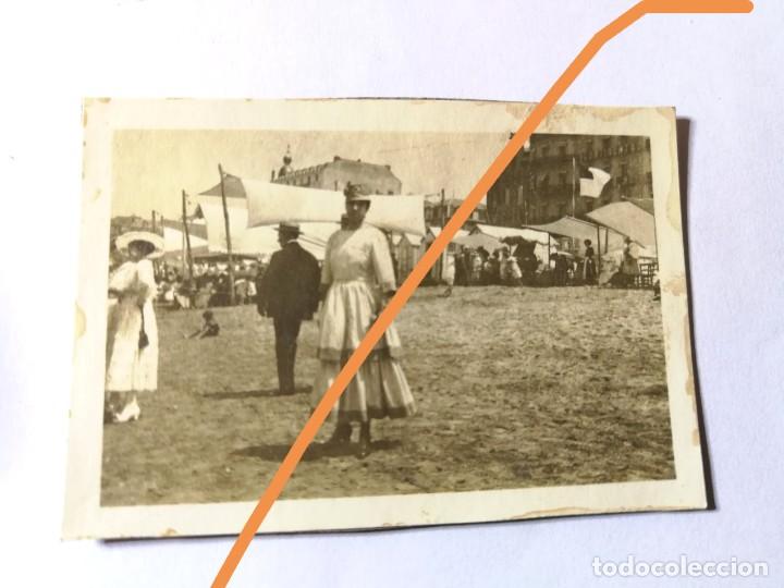 Fotograf&iacute;a antigua: Antigua fotograf&iacute;a. Se&ntilde;orita con sombrero. Playa de San Sebasti&aacute;n. Guip&uacute;zcoa. Principios siglo XX.