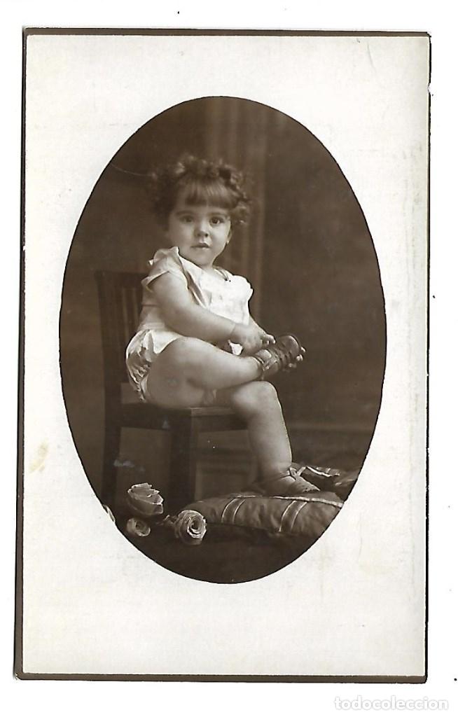 Fotografia antiga: 6512-PRECIOSA FOTOGRAFIA ANTIGUA- UNA NI&Ntilde;A EN UNA SILLA -FOTO- --- del 4 - 9 - 1.926