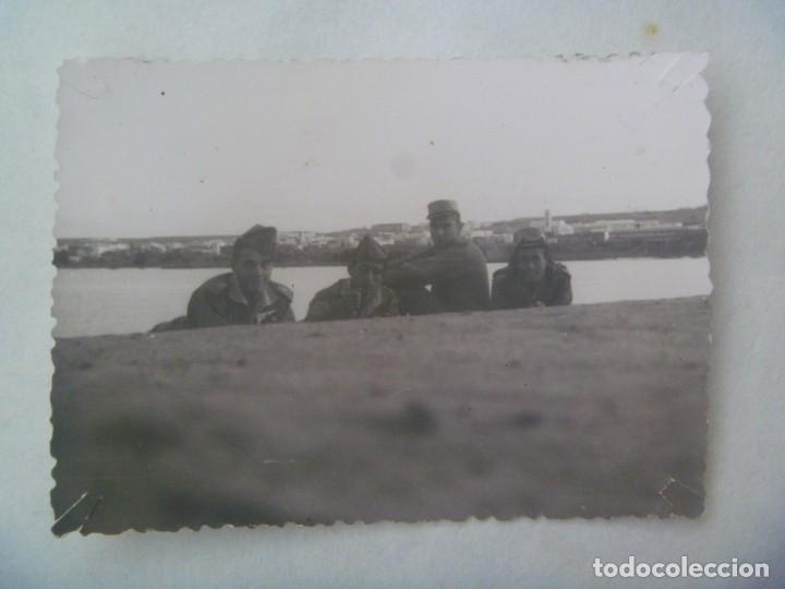 Fotograf&iacute;a antigua: LA LEGION : FOTO DE LEGIONARIOS EN UNA DUNA, AL FONO EL AAIUN , SAHARA