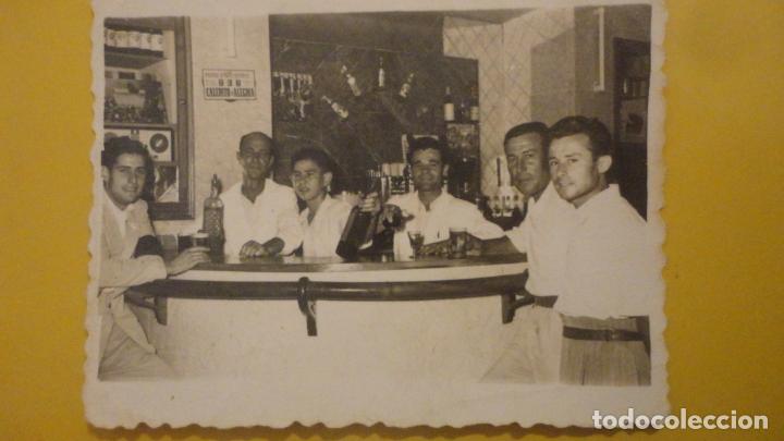 Alte Fotografie: ANTIGUA FOTOGRAFIA DE SE&Ntilde;ORES EN UN BAR.BRENES SEVILLA? A&Ntilde;OS 50