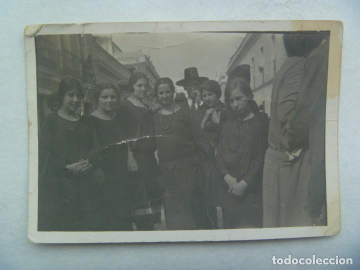 Fotograf&iacute;a antigua: FOTO DE SE&Ntilde;ORITAS Y SE&Ntilde;OR CON SOMBRERO SEVILLANO. PRINCIPIOS DE SGLO