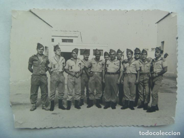 Fotograf&iacute;a antigua: LA LEGION : FOTO DE GRUPO DE LEGIONARIOS POSANDO. EL AAIUN , SAHARA