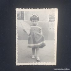 Fotografía antigua: FOTOGRAFIA ANTIGUA NIÑA CON ABANICO. AÑO 1954. FOTO DIAZ, MADRID.5,5 X 8 CM. Lote 228924935