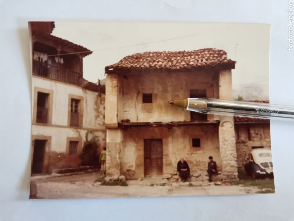 Fotograf&iacute;a antigua: Fotograf&iacute;a pueblo asturiano Volkswagen Escarabajo, a&ntilde;os 70