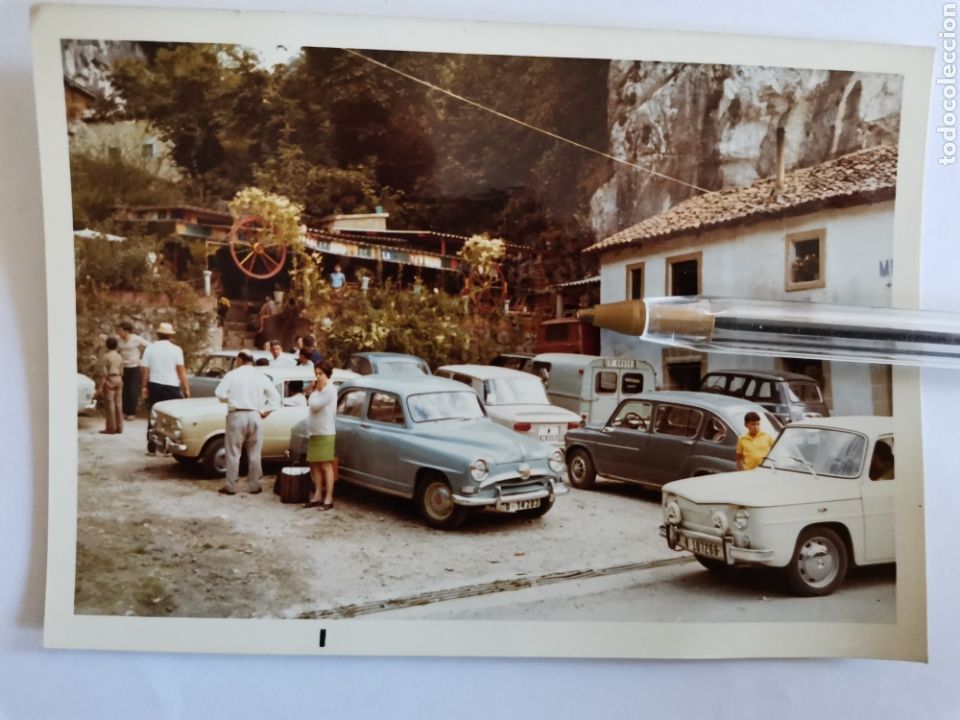 Fotograf&iacute;a antigua: Fotograf&iacute;a merendero asturiano a&ntilde;os 70. Asturias. Coches Seat.