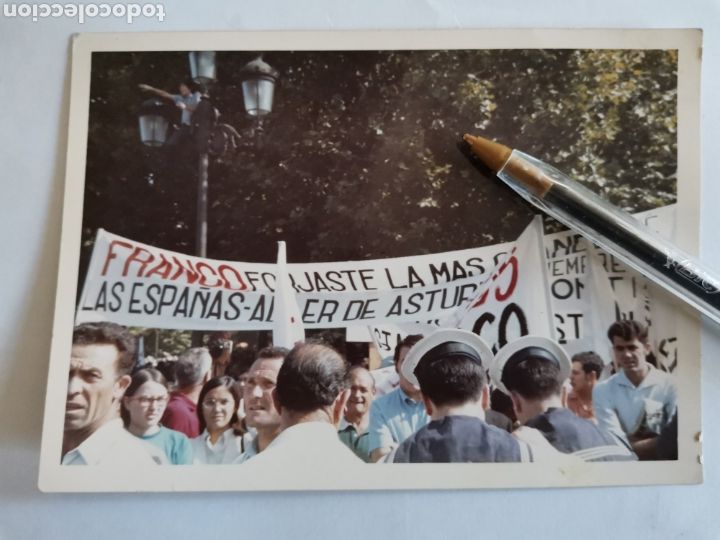 Alte Fotografie: Fotograf&iacute;a manifestaci&oacute;n a favor de Franco. Aller de Asturias. A&ntilde;os 70