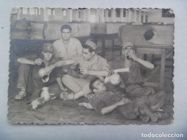 Fotograf&iacute;a antigua: LA LEGION : FOTO DE LEGIONARIOS DE CACHONDEO BEBIENDO , ETC . EL AAIUN , SAHARA
