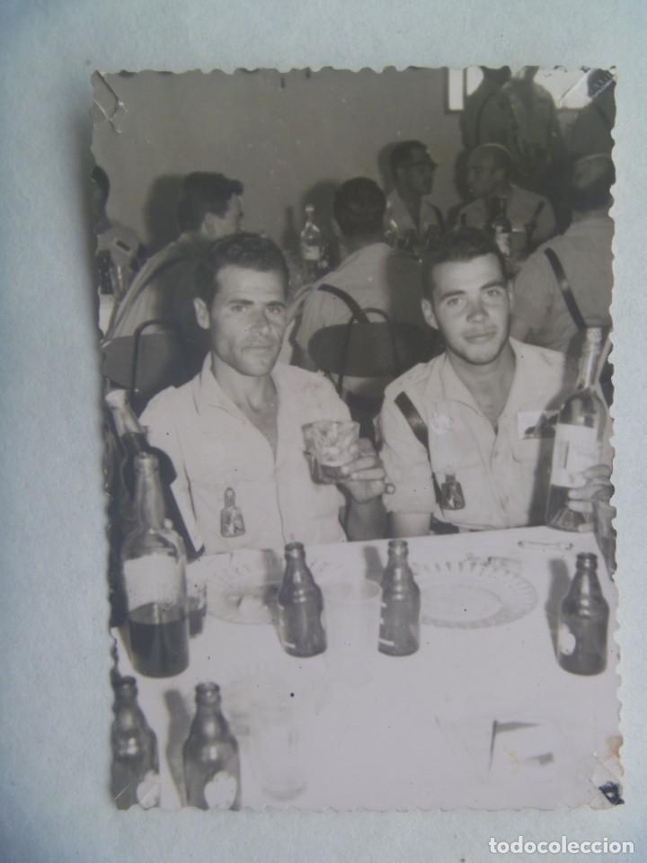 Fotograf&iacute;a antigua: LA LEGION : FOTO DE LEGIONARIOS DEL TERCIO SAHARIANO CELEBRANDO ALGO, CERVEZA EL AGUILA