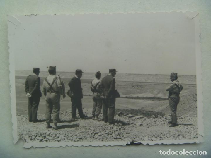 Fotograf&iacute;a antigua: LA LEGION : FOTO DE LEGIONARIO CON OFICIALES EN EL DESIERTO