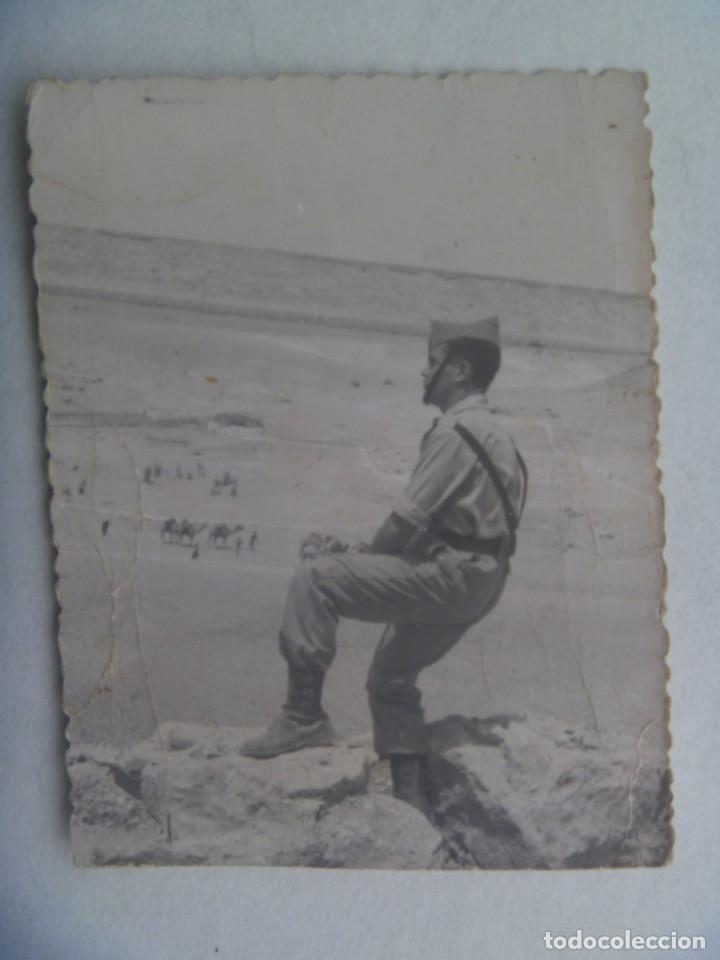 Fotograf&iacute;a antigua: LA LEGION : FOTO DE LEGIONARIO EN E DESIERTO COTEMPLANDO UNA CARAVANA DE CAELLOS. EDCHERA
