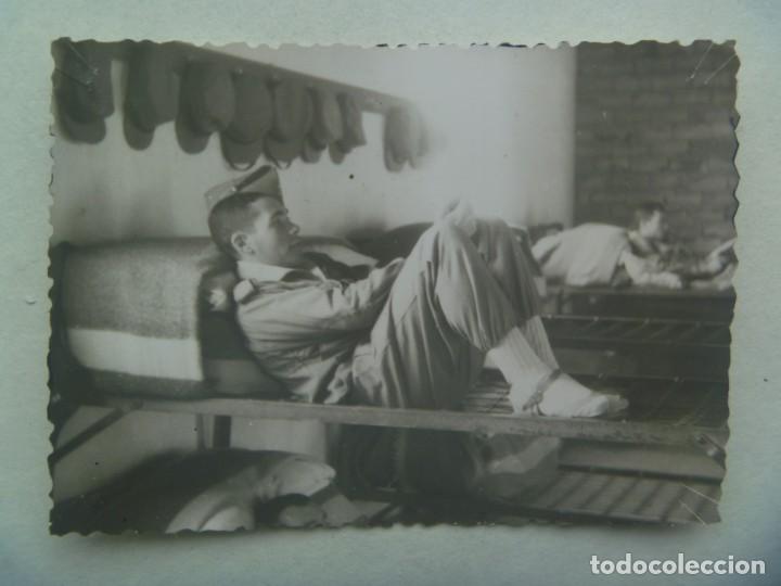 Fotograf&iacute;a antigua: LA LEGION : FOTO DE LEGIONARIO CON SANDALIAS EN LA LITERA DEL CUARTEL