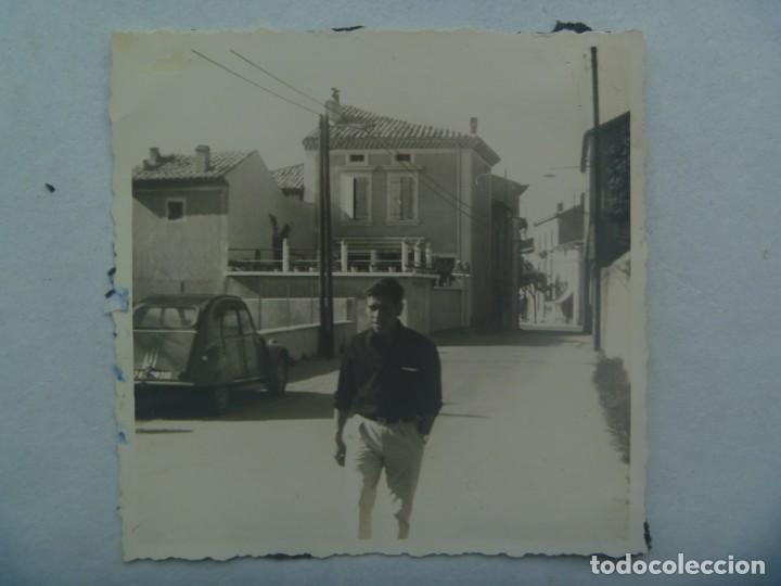 Fotograf&iacute;a antigua: FOTO DE SE&Ntilde;OR PASEANO, DETRAS UN COCHE CITROEN 2 CABALLOS