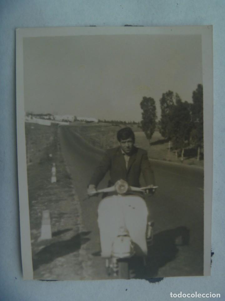 Fotograf&iacute;a antigua: FOTO DE HOMBRE EN UNA MOTO VESPA