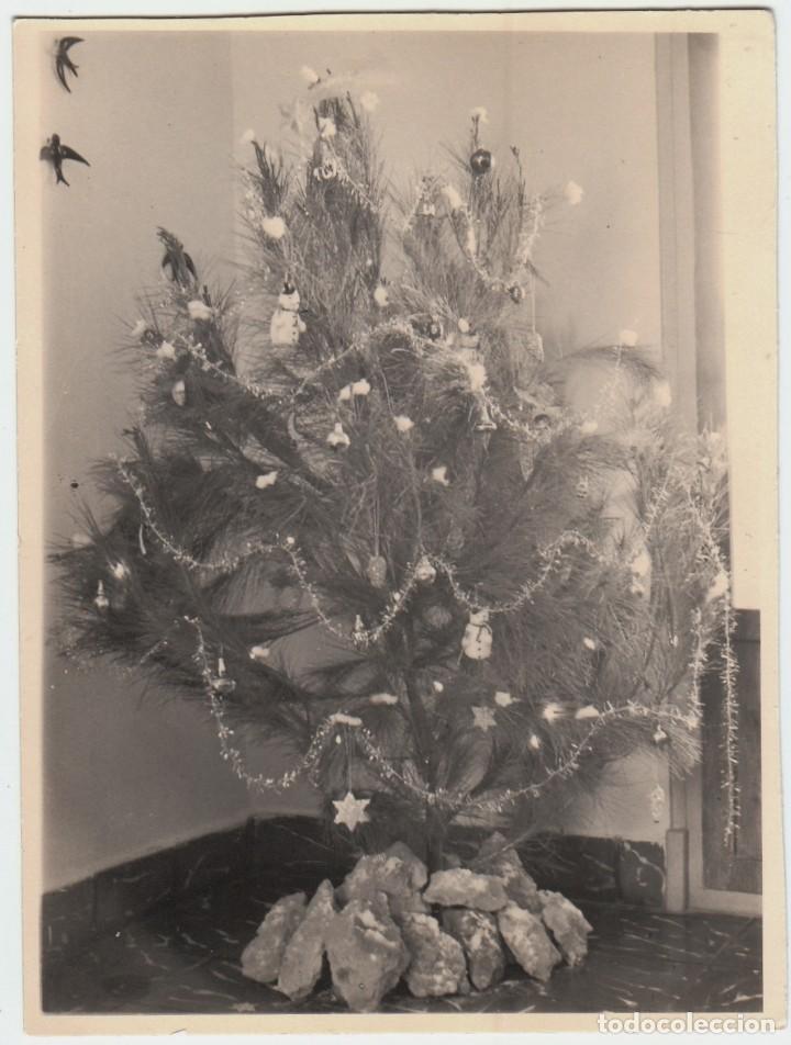 Fotograf&iacute;a antigua: Bonita foto. &Aacute;rbol de Navidad decorado con mu&ntilde;ecos de nieve, estrellas y espumill&oacute;n. A&ntilde;o 1960. gf