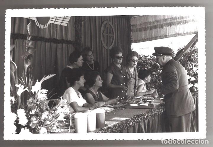 Fotograf&iacute;a antigua: Fotograf&iacute;a de Carmen Polo en cuestaci&oacute;n