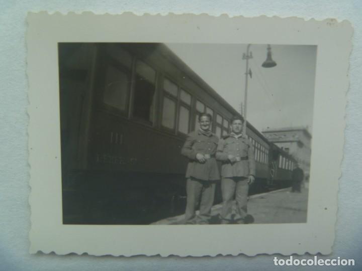 Fotograf&iacute;a antigua: AVIACION : FOTO DE MILITARES DEL EJERCITO DEL AIRE JUNTO A UN TREN DE EPOCA