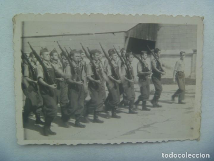 Fotograf&iacute;a antigua: AVIACION : FOTO DE MILITARES DEL EJERCITO DEL AIRE DESFILADO, CON MONOS O PETOS Y FUSIL